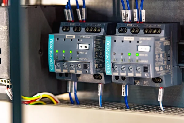 Elektrikli aletler ve teller ile paneller