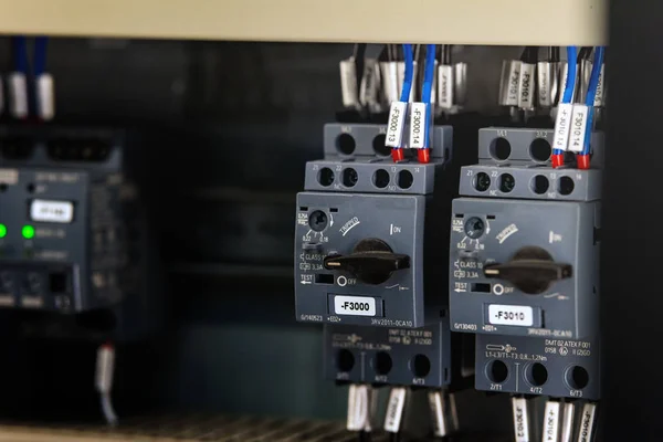 Elektrikli aletler ve teller ile paneller