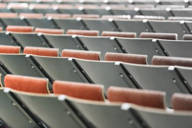 Spor katında seyirci için koltuklar