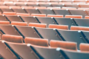 Spor katında seyirci için koltuklar