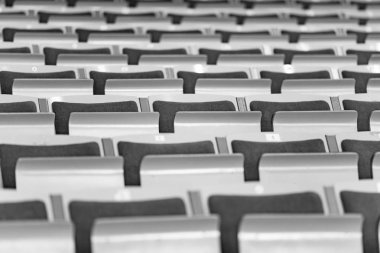 Spor katında seyirci için koltuklar