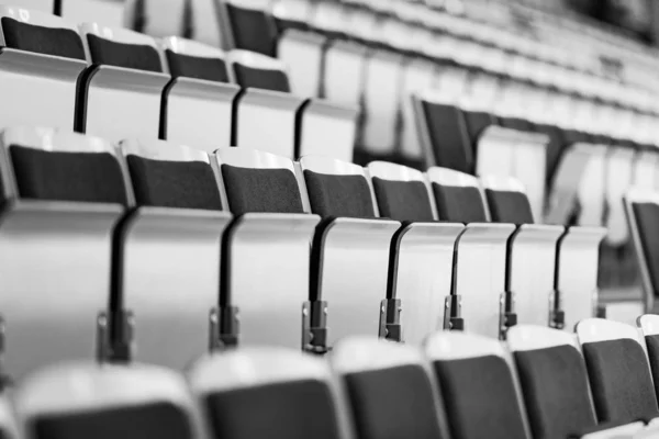 Assentos para espectadores em um campo de esportes — Fotografia de Stock