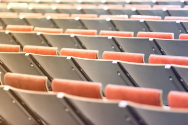 Spor katında seyirci için koltuklar