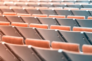 Spor katında seyirci için koltuklar