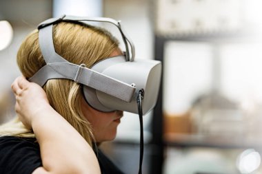 Sanal gerçeklik gözlüklü kadın.