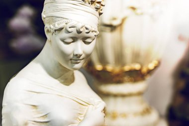 Mermerde çıplak kadın heykeli