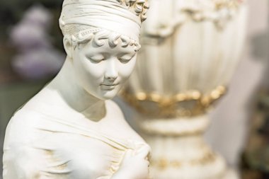 Mermerde çıplak kadın heykeli