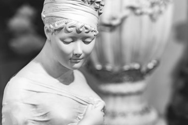 Mermerde çıplak kadın heykeli