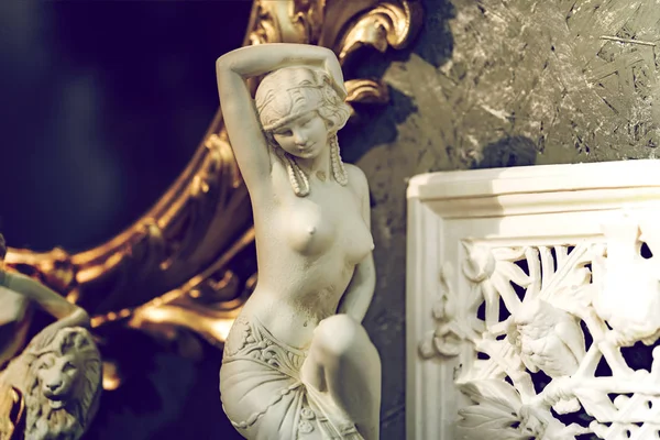 Statue d'une femme nue en marbre — Photo