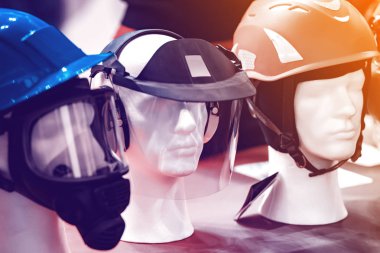 Mankenlerde koruyucu kasklar