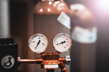 Basınç göstergesine sahip gaz silindirleri