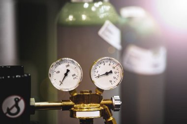 Basınç göstergesine sahip gaz silindirleri