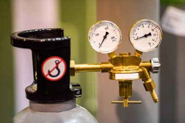 Basınç göstergesine sahip gaz silindirleri