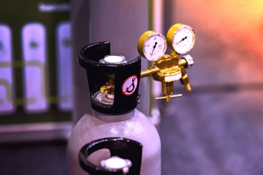 Basınç göstergesine sahip gaz silindirleri
