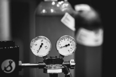 Basınç göstergesine sahip gaz silindirleri