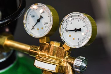 Basınç göstergesine sahip gaz silindirleri