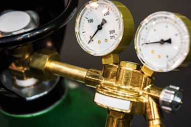 Basınç göstergesine sahip gaz silindirleri