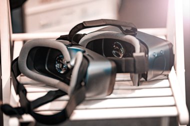 Koyu renkli sanal gerçeklik gözlükleri