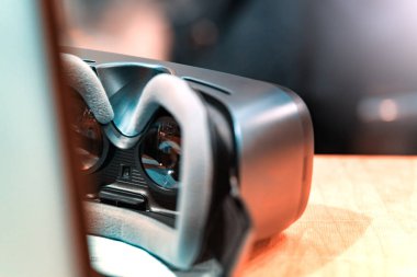 Koyu renkli sanal gerçeklik gözlükleri