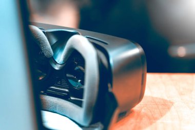 Koyu renkli sanal gerçeklik gözlükleri