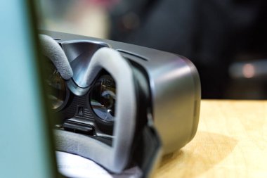 Koyu renkli sanal gerçeklik gözlükleri