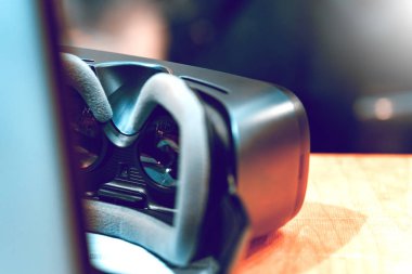 Koyu renkli sanal gerçeklik gözlükleri