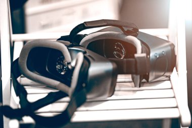 Koyu renkli sanal gerçeklik gözlükleri