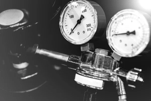Cilindros de gás com manômetro — Fotografia de Stock