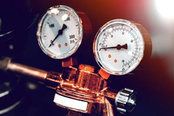 Gas cylinders with pressure gauge