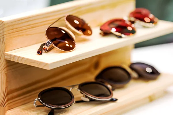 Сонцезахисні окуляри на полиці — стокове фото