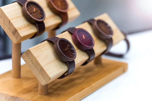 Reloj de pulsera de madera con correa de cuero — Foto de Stock