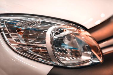 Beyaz araba ön ışık