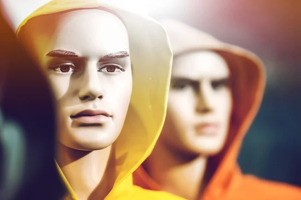 Plastik-Schaufensterpuppen mit Augen und Augenbrauen in Overalls. die Augen der Attrappe sind detailliert. Der Hintergrund ist verschwommen. — Stockbild Schaufensterpuppe Männer in Overalls — Stockfoto