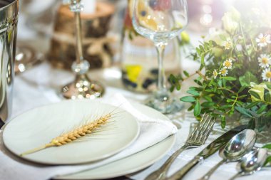 Çiçekli şenlikli yemek masası