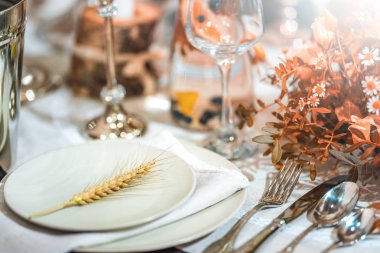 Çiçekli şenlikli yemek masası