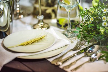 Çiçekli şenlikli yemek masası