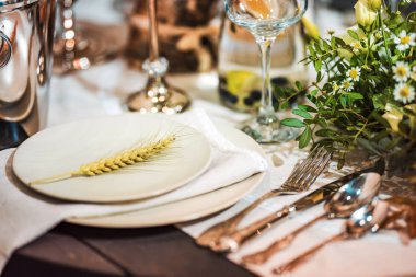 Çiçekli şenlikli yemek masası