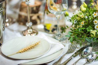 Çiçekli şenlikli yemek masası