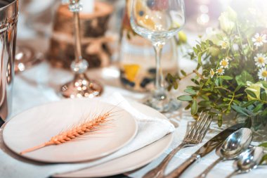 Çiçekli şenlikli yemek masası