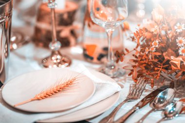 Çiçekli şenlikli yemek masası