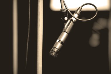 Standda koyu mikrofon