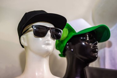 Kapaklı plastik mankenler