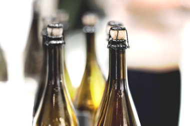 Stoperli cam şampanya şişeleri
