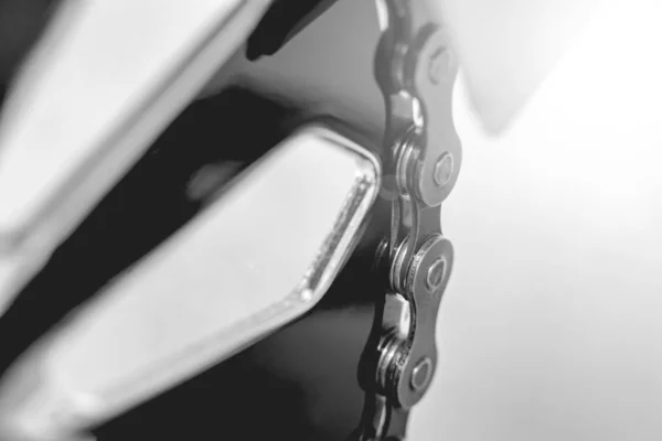 Металлическая тёмная велосипедная цепь — стоковое фото