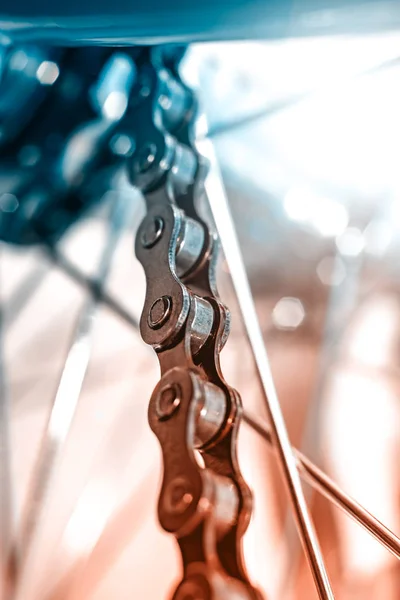 Dunkle Fahrradkette aus Metall — Stockfoto