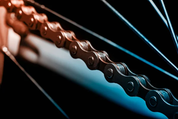 Metalen donkere fiets keten — Stockfoto