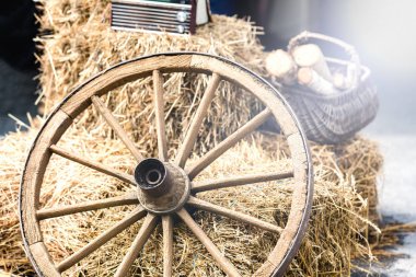 Arabadan ahşap tekerlek