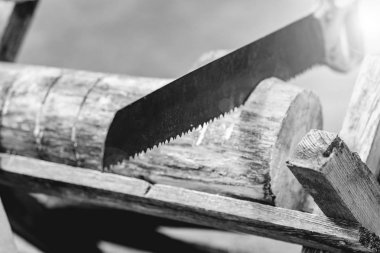 Ahşap kolu ile eski paslı testere