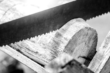 Ahşap kolu ile eski paslı testere