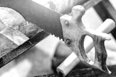 Ahşap kolu ile eski paslı testere